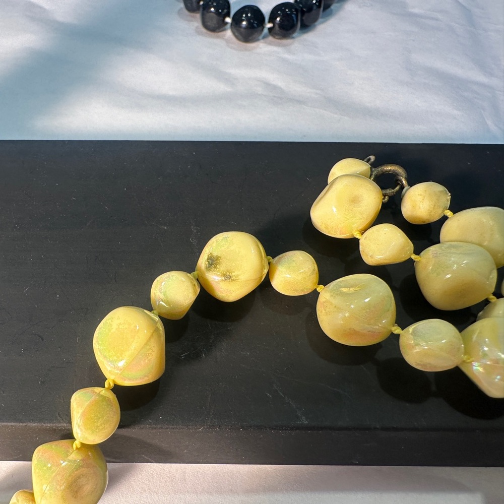 Set of 2 Vintage 80s Black and Yellow/Cream Pearlescent Beaded Necklaces - Picture 6 of 8